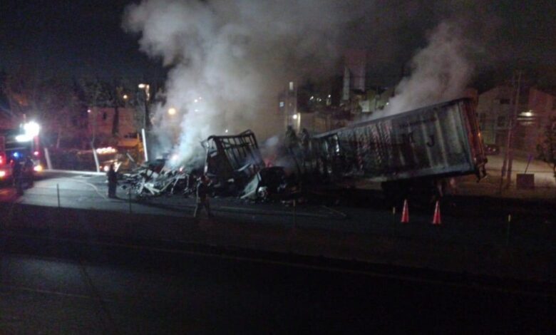Tráiler cargado con harina choca y se incendia en Circuito Exterior Mexiquense
