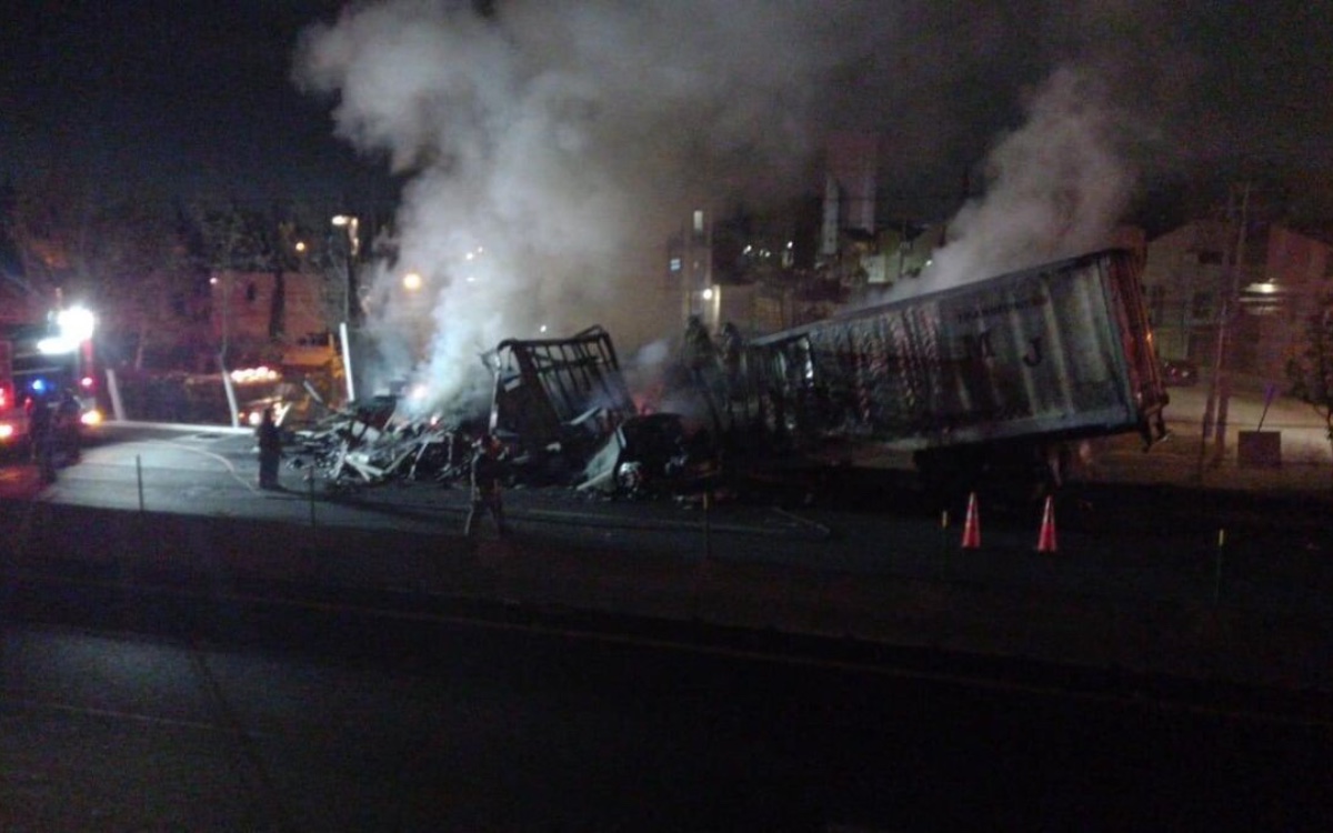 Tráiler cargado con harina choca y se incendia en Circuito Exterior Mexiquense