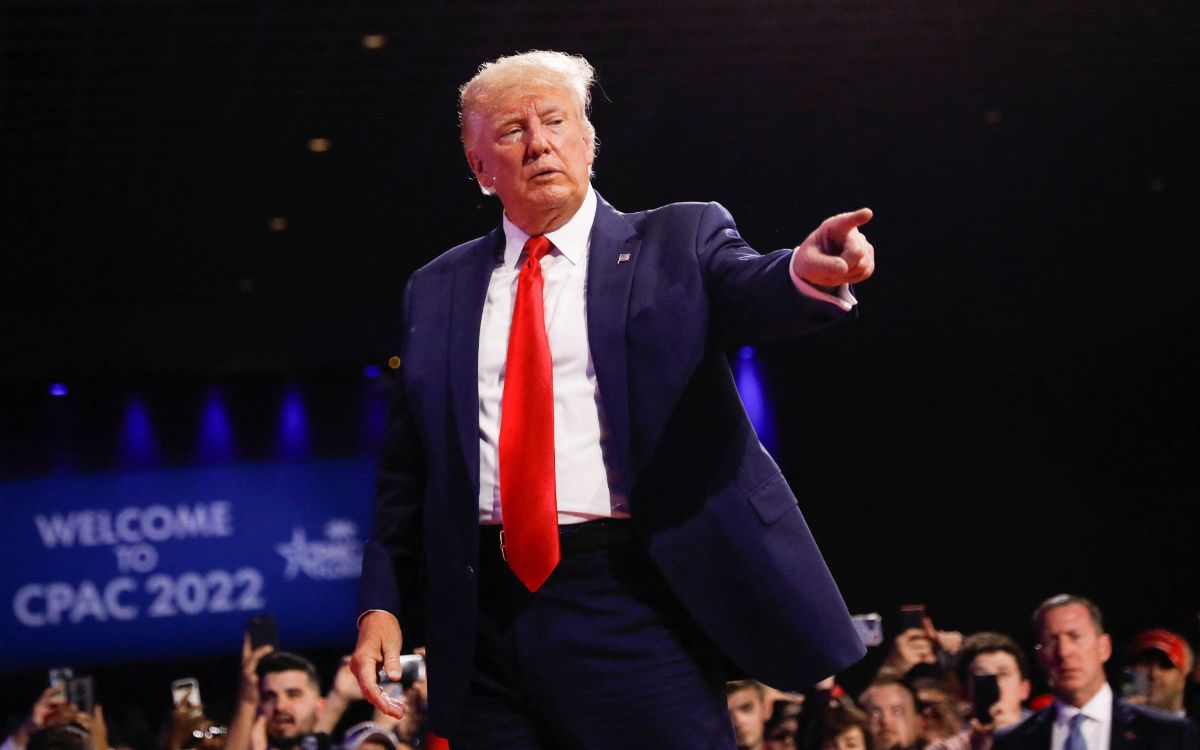 Trump bromea con bombardear a los rusos con aviones con la bandera china