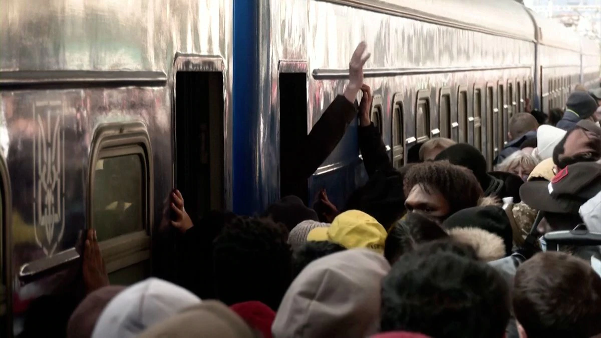 Tumultos y tensión en la estación de Kiev en un intento por escapar de la ciudad