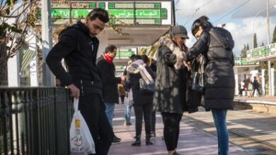 Varios jóvenes en la parada de tren de El Menzeh, en Túnez, el 16 de febrero.