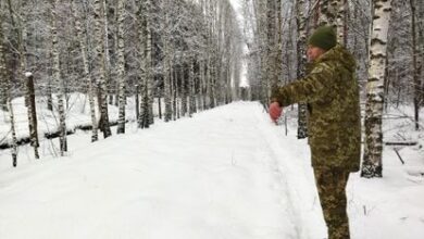 Un guarda fronterizo ucranio patrulla en la linde con Bielorrusia.
