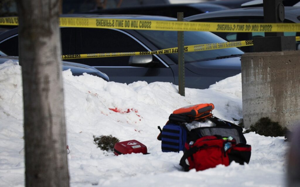 Un estudiante muerto y otro herido deja tiroteo afuera de escuela de Minnesota