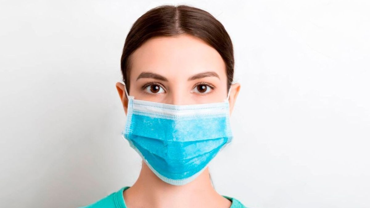 Un investigador alerta de que las mascarillas quirúrgicas no protegen en espacios cerrados