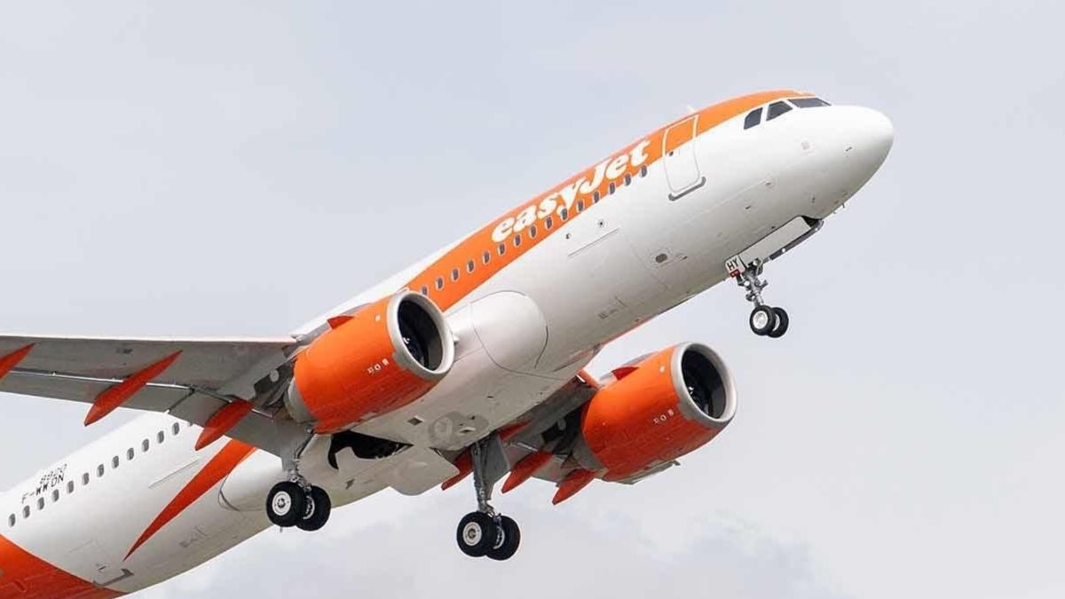 Un turista tarda cuatro horas en comerse una bolsa de patatas para evitar ponerse la mascarilla en un vuelo