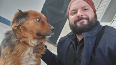 El presidente electo de Chile, Gabriel Boric, posa junto a su perro Brownie  para una foto subida a sus redes sociales.