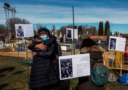 Familiares de los fusilados en Villadangos del Páramo se abrazan junto a la fosa abierta en el cementerio de la localidad. / JAVIER BAULUZ