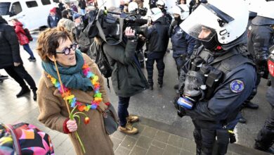 Una jornada dentro de la conspiración antivacunas del convoy de la libertad en Bruselas