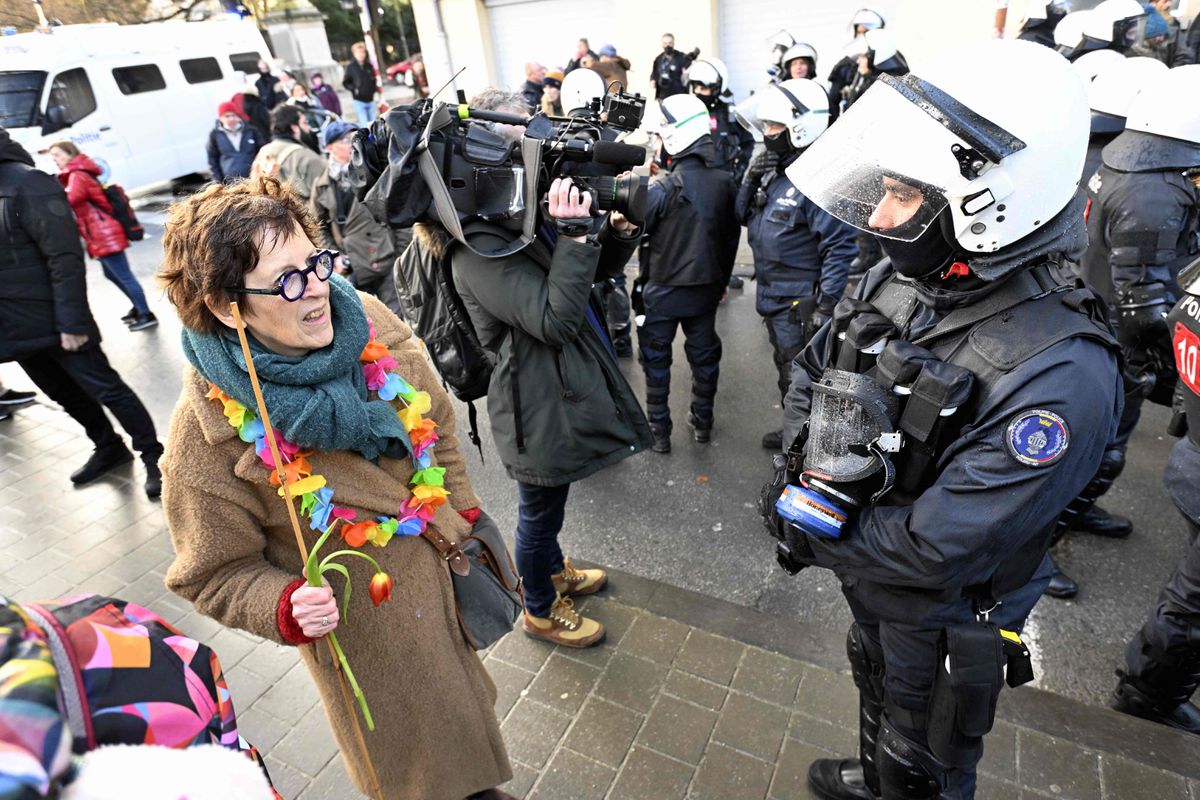Una jornada dentro de la conspiración antivacunas del convoy de la libertad en Bruselas