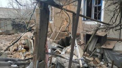 Un edificio residencial destrozado tras un bombardeo en Vrubivka, en la región de Lugansk.