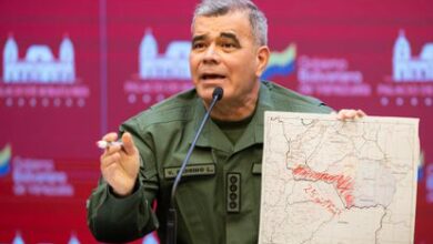 El ministro de Defensa, Vladimir Padrino López, resalta una zona de la frontera entre Venezuela y Colombia, este viernes.