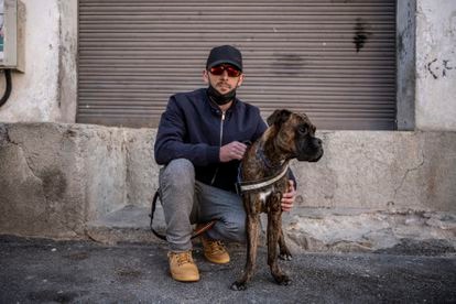 Alvaro Vazquez, posa con su perro en una calle de El Tiemblo, Ávila, el pasado martes. 