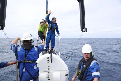 El científico chileno Ossvaldo Ulloa saluda antes de introducirse en la escotilla del 'Limited Factor' en enero pasado, frente a las costas chilenas.