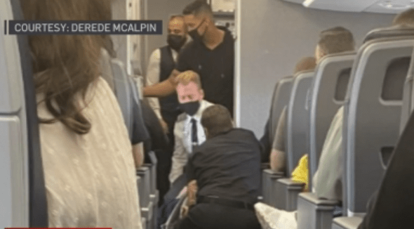 Vuelo de AA entre Los Ángeles y Washington DC hace aterrizaje de emergencia tras incidente de pasajero