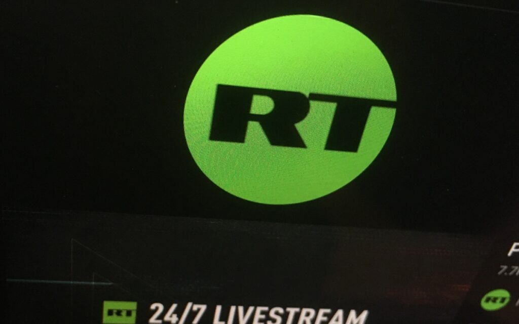 YouTube suspende monetización de videos de RT y otros medios rusos
