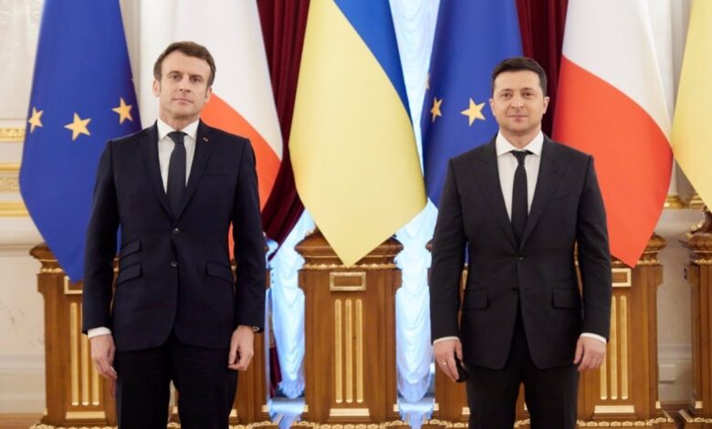 Zelenski y Macron discuten solución diplomática a la escalada de la violencia en Ucrania