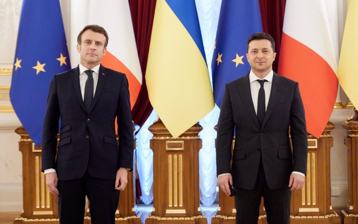 Zelenski y Macron discuten solución diplomática a la escalada de la violencia en Ucrania