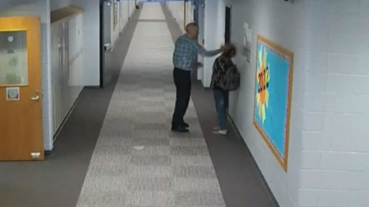 captan en video a profesor abofeteando a estudiante dentro de escuela