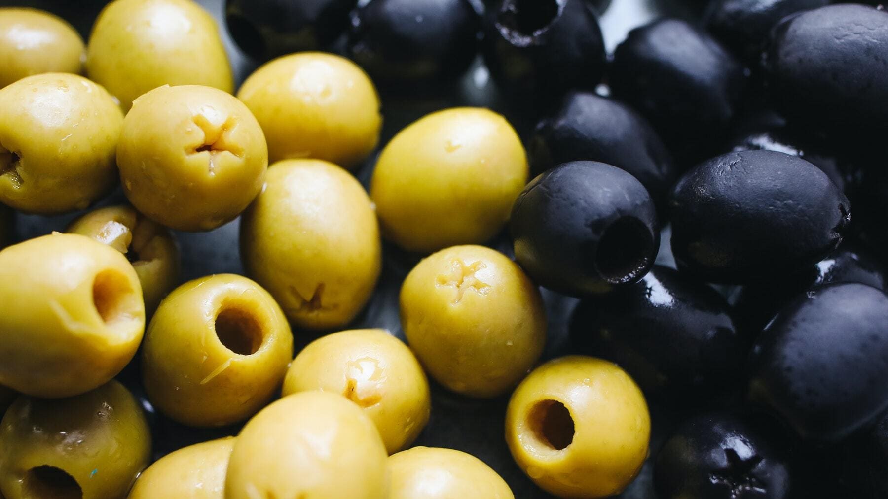 ¿Cuál es la diferencia entre las aceitunas negras y las verdes?