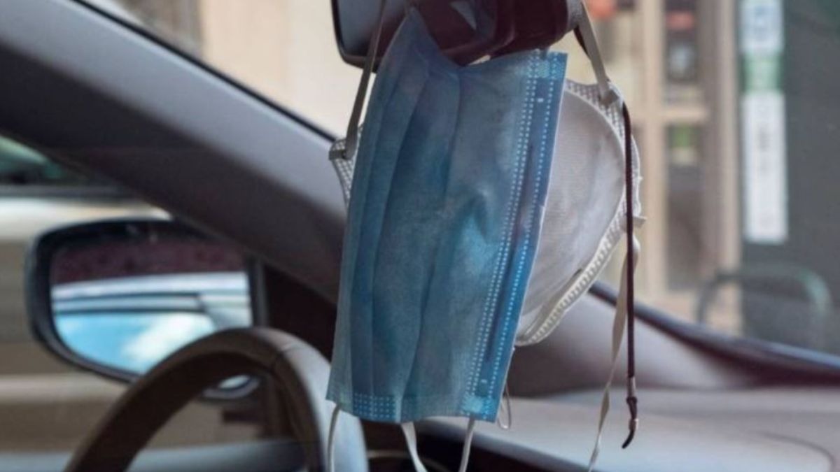 ¿Cuál es la multa por llevar la mascarilla colgada del retrovisor en el coche?