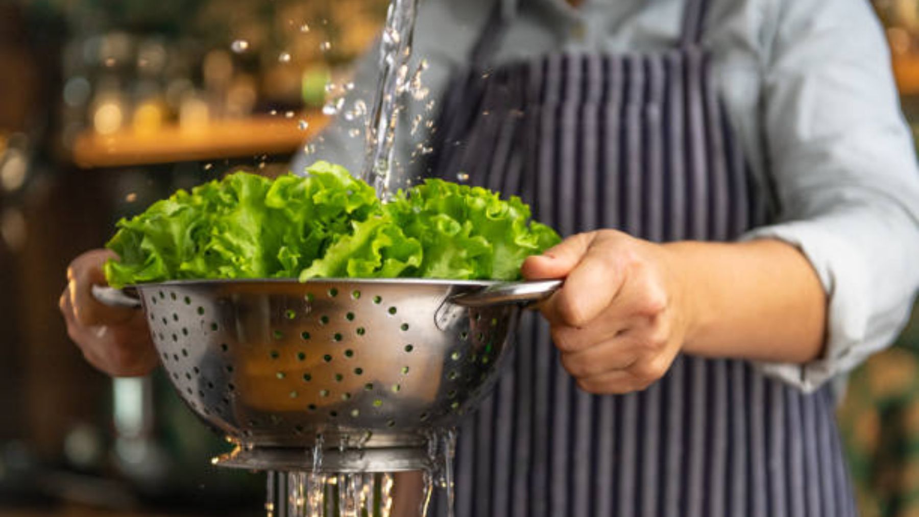 ¿Lavas la ensalada así? El error que cometes todos los días