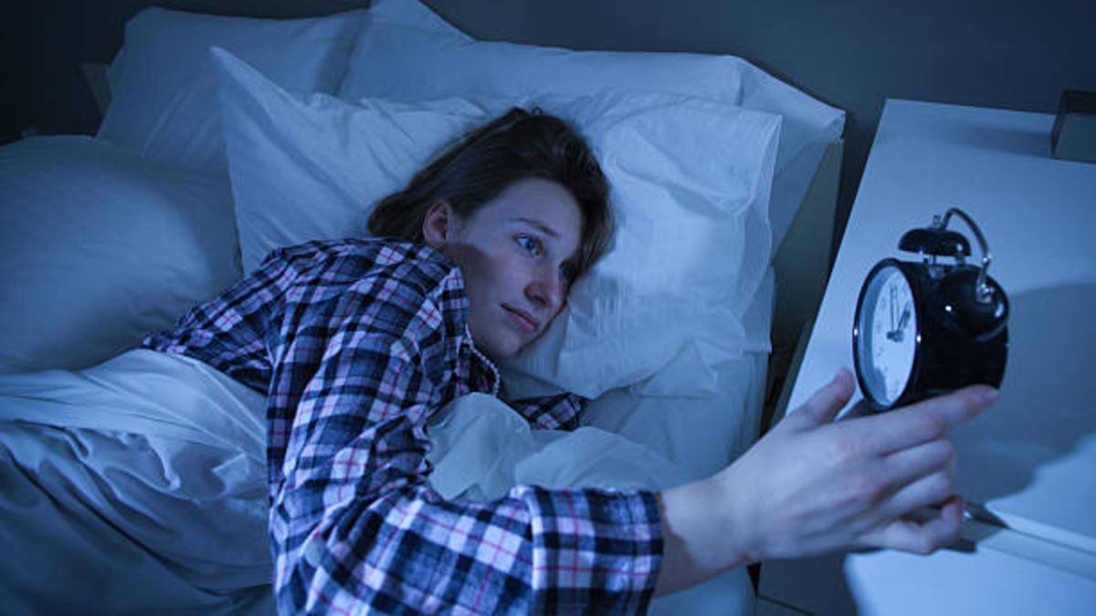 ¿Por qué abrimos los ojos un minuto antes de que suene el despertador?