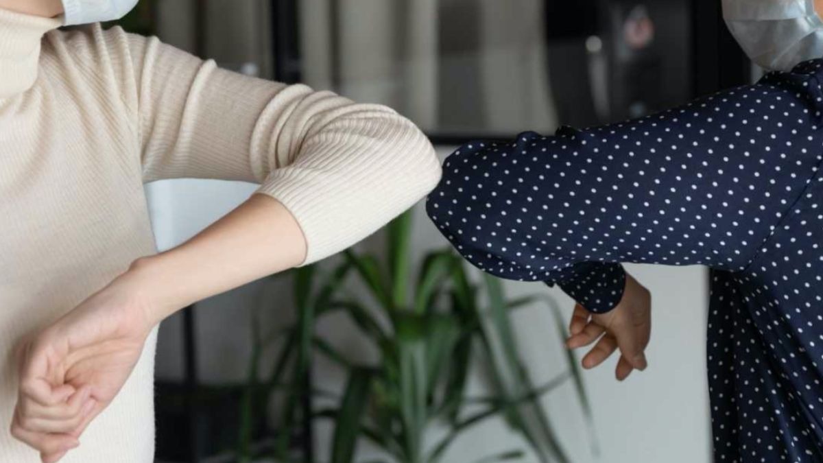 ¿Por qué la OMS recomienda no saludar con el codo?