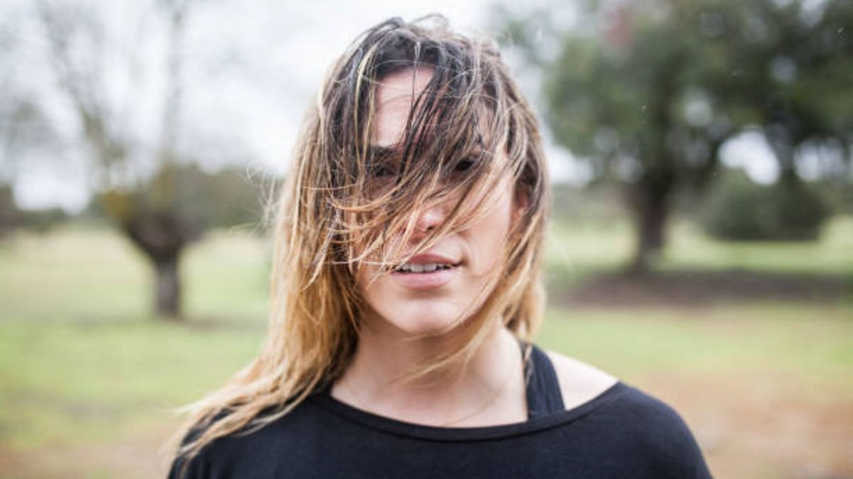 ¿Por qué no es buena idea salir con el pelo mojado de casa?