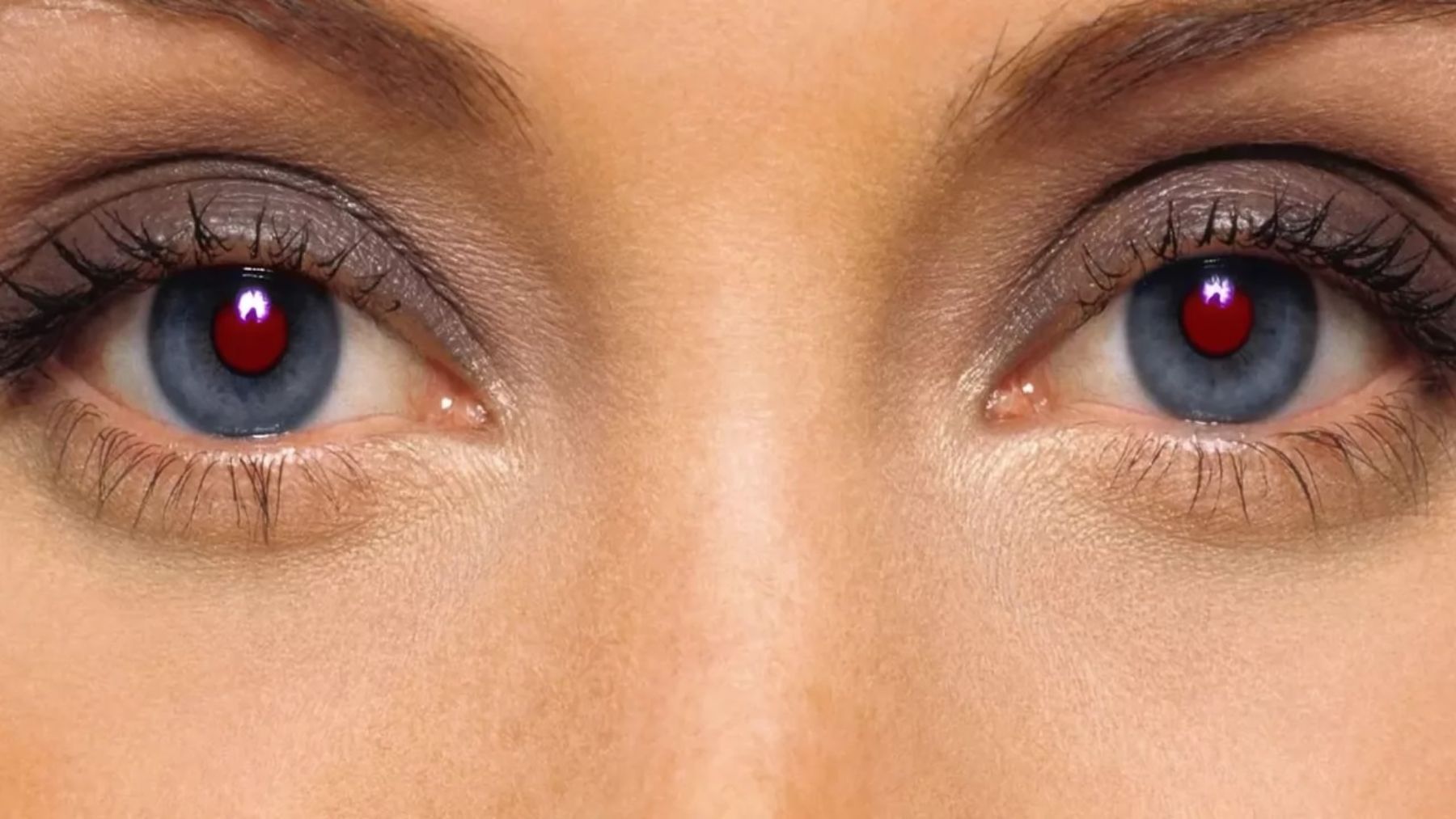 ¿Por qué salimos con los ojos rojos en las fotos?