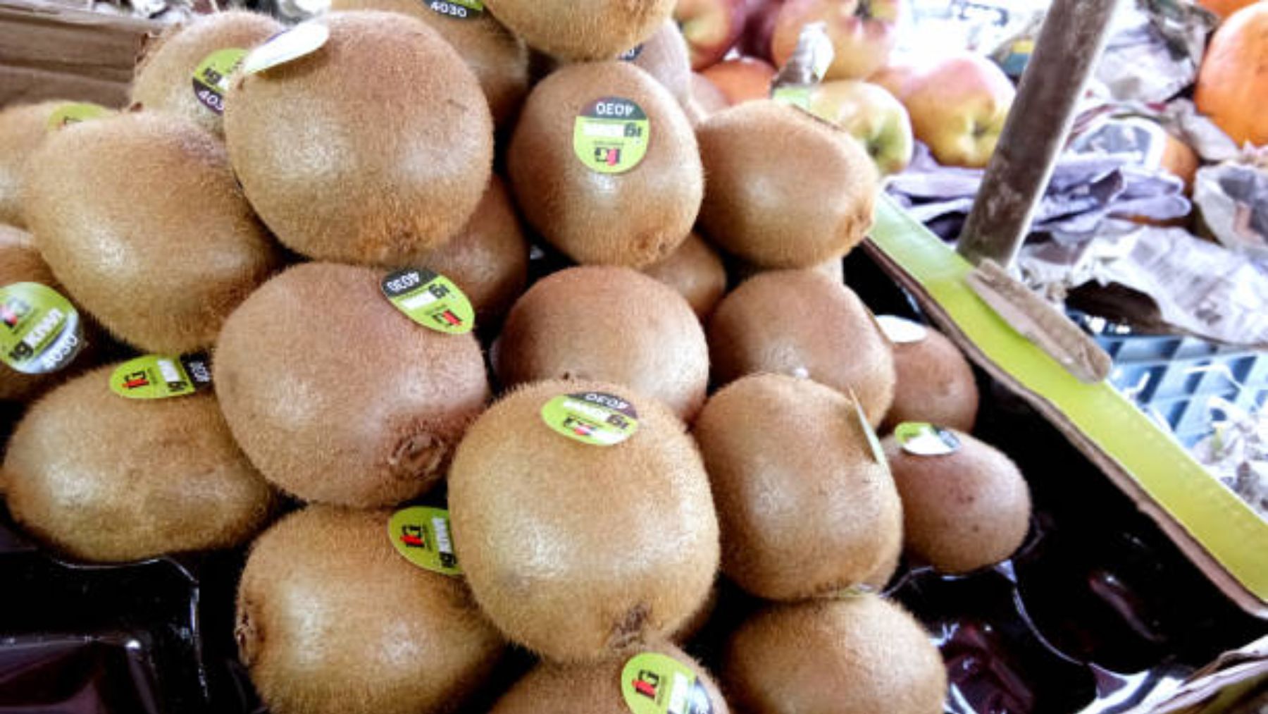 ¿Qué pasa si te comes la etiqueta adhesiva de la fruta?