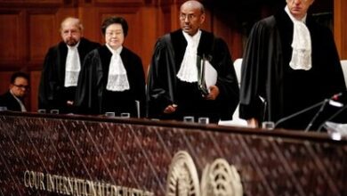 El presidente del Tribunal Internacional de Justicia, Abdulqawi Ahmed Yusuf (segundo por la derecha), en una sesión sobre la demanda presentada por Gambia contra Myanmar, en enero de 2020 en La Haya.