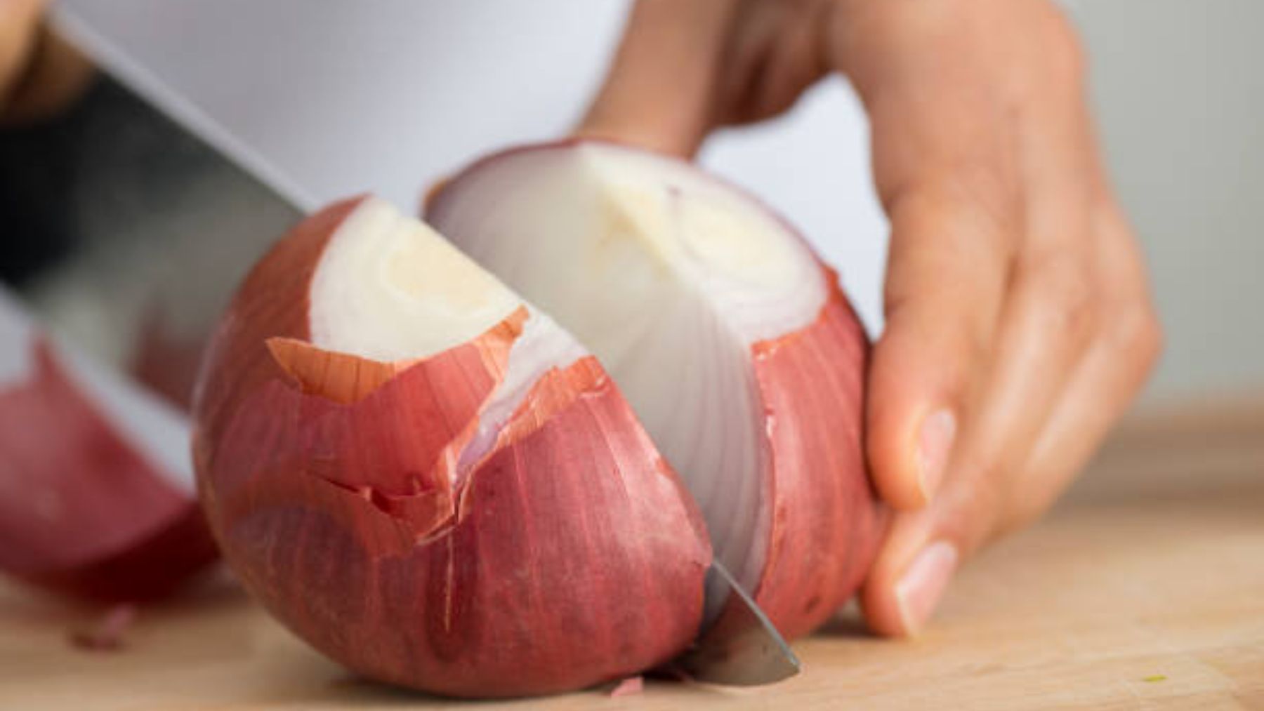 ¿Quieres cortar la cebolla sin llorar? usa este cuchillo