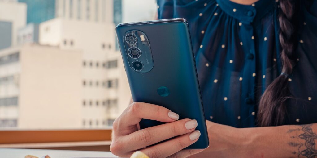 ¿El Motorola Edge+ (2022) tiene una ranura para tarjeta SD para almacenamiento ampliable?