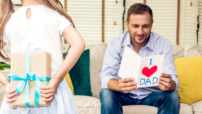 Los niños son quienes más disfrutan estos días sorprendiendo a sus padres. GETTY IMAGES.