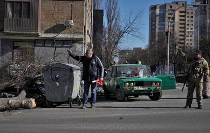 Civiles armados en un control con una barricada cerca del centro de Kiev.