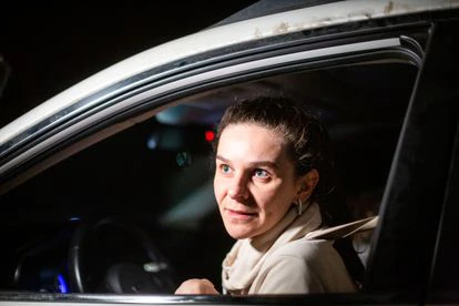Oksana Boiko, en su coche tras cruzar la frontera. 