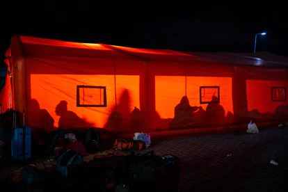 Estudiantes indios evacuados de Ucrania, en una tienda de campaña en la parte rumana del paso fronterizo de Siret.