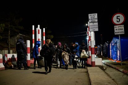 Una familia atraviesa la frontera este martes.