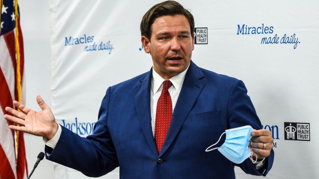Gobernador de Florida reprende a estudiante por usar mascarillas