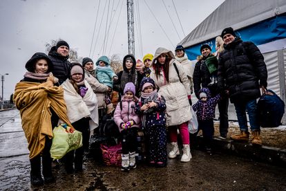 Jacob Bencharsi (segundo por la izquierda) con un grupo de ucranios que acaba de cruzar la frontera por Siret, este miércoles.
