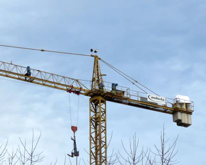 La constructora cubrió con un plástico el nido, pero las zancudas siguen ahí.