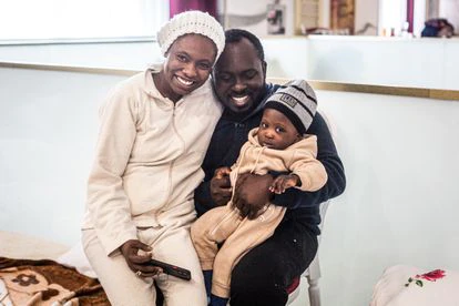 Faith Igogo y su marido Sahdrach, en un hotel de la ciudad rumana de Suceava, el viernes.