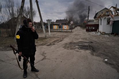 Un uniformado en Irpin, cerca de Kiev, este domingo.