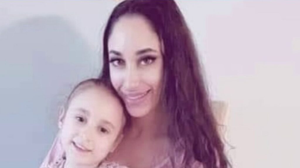 Encuentran sin vida a mujer y niña de seis años dentro de un apartamento del Bronx