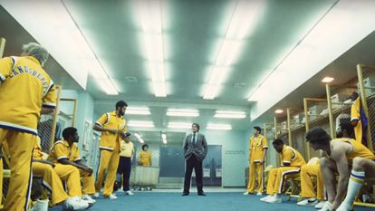 Vestuario de los Lakers en la serie con, en el centro, Jason Segel dando vida al entrenador Paul Westhead.