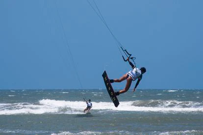 La brasileña Bruna Kajiya, en el campeonato mundial de kitesurf, celebrado esta semana en Colombia.