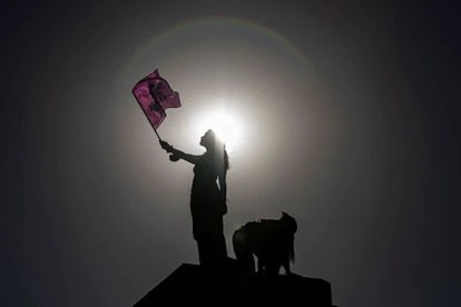 Dos mujeres realizan un performance durante la protesta en las calles de Santiago. 