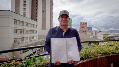 Edgar Suárez, retratado en un hotel del centro de Bucaramanga. Suárez enfrentó a Rodolfo por una comisión que cobró su hijo por un concurso municipal y desde entonces asegura que ha dejado la política por la persecución a la que le sometió el ahora candidato a la presidencia de Colombia.
