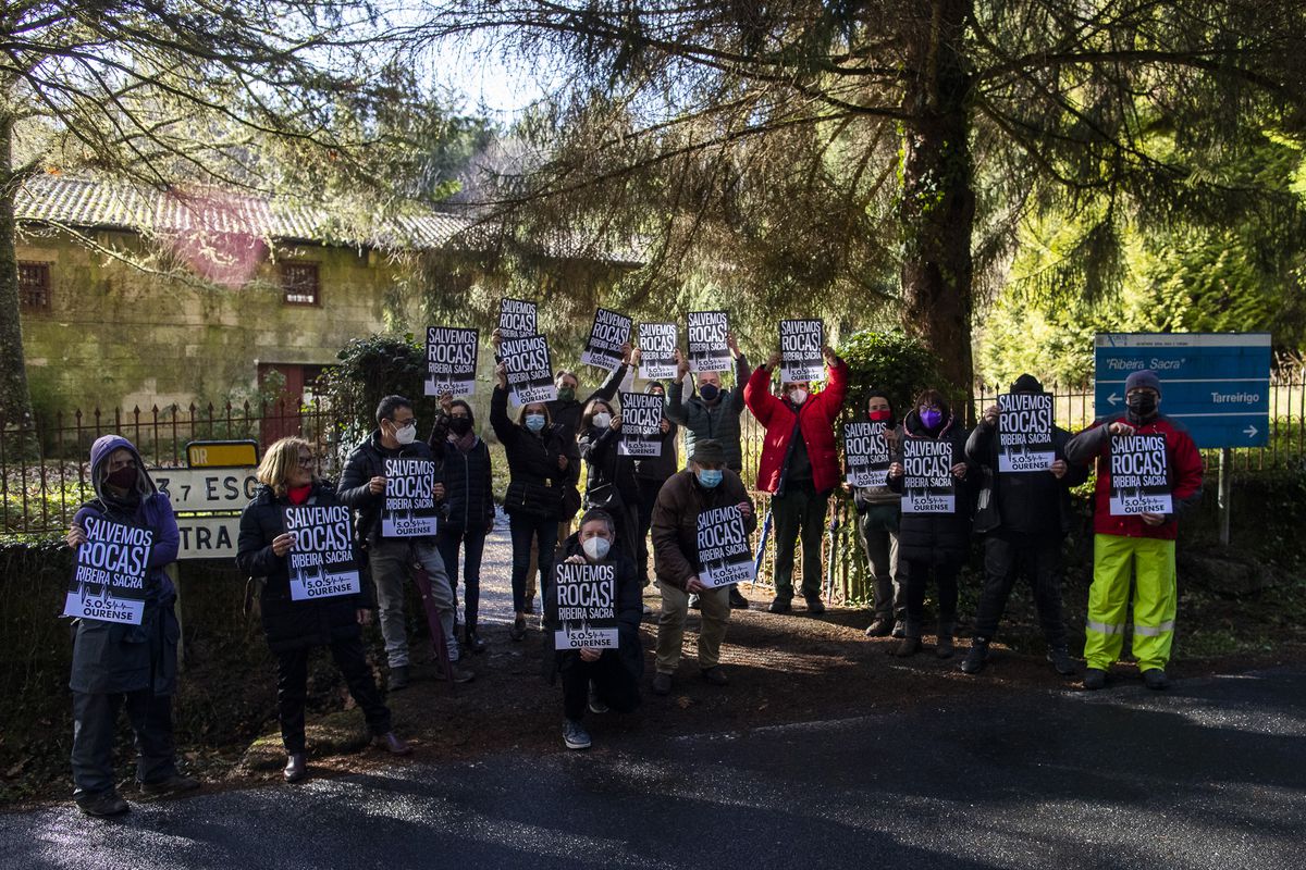 Tala masiva de árboles para llevar a turistas al milenario monasterio de San Pedro de Rocas en Galicia