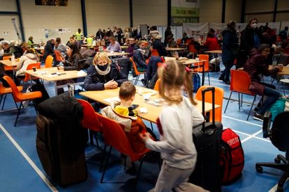 Refugiados ucranios en el centro de acogida organizado junto al estadio Ernst Happel de Viena.